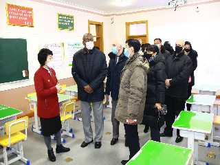 Les membres de l’Ambassade de la République de Cuba en RPDC visitent l’école secondaire No 1 de Moranbong