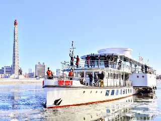 En prenant le bateau de plaisance