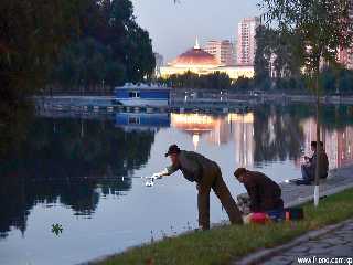 La pêche à la ligne à la rivière Pothong