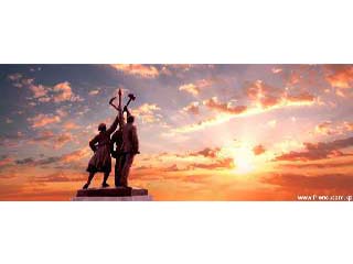 La sculpture de 3 personnes du Monument aux idées du Juche