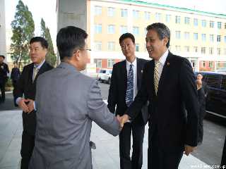 Les membres de l’Ambassade de la RP de Chine résidant en RPD de Corée visitent l’école secondaire No 1 de Pyongyang-Est