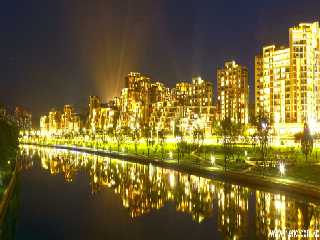 Le panorama nocturne de la commune de Kyongru