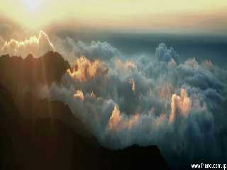 Le pic Sahwang nuageux du mont Kuwol